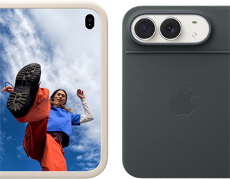 iPhone Duo, kleur Sterrenwit in siliconenhoesje in de kleur zand, liggende stand, volledig geopend, Dual Fusion-camera’s linksboven, hoesje bedekt de linkerachterkant en buitenrand van het buitendisplay aan de voorkant, op het buitendisplay aan de rechterkant is een portret van een persoon te zien. iPhone Duo in de kleur Sterrenwit, neergezet in marineblauwe Folio met standaard, volledig geopend in liggende stand, achterkant met de 48-MP Dual Fusion-camera’s, twee lenzen
