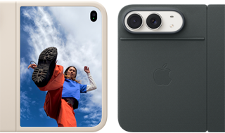 iPhone Duo, kleur Sterrenwit in siliconenhoesje in de kleur zand, liggende stand, volledig geopend, Dual Fusion-camera’s linksboven, hoesje bedekt de linkerachterkant en buitenrand van het buitendisplay aan de voorkant, op het buitendisplay aan de rechterkant is een portret van een persoon te zien. iPhone Duo in de kleur Sterrenwit, neergezet in marineblauwe Folio met standaard, volledig geopend in liggende stand, achterkant met de 48-MP Dual Fusion-camera’s, twee lenzen