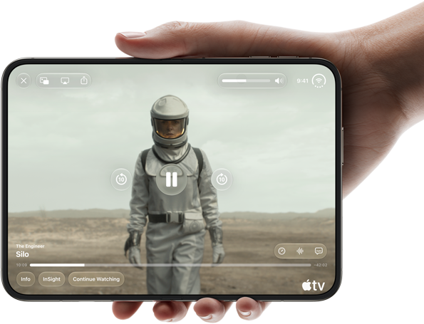 iPhone Duo, vastgehouden door één hand, geopend in liggende stand, volledig opengevouwen, op het binnendisplay is de Apple TV-serie 'Silo' te zien