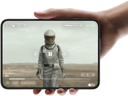 iPhone Duo, vastgehouden door één hand, geopend in liggende stand, volledig opengevouwen, op het binnendisplay is de Apple TV-serie 'Silo' te zien