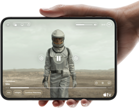 iPhone Duo, vastgehouden door één hand, geopend in liggende stand, volledig opengevouwen, op het binnendisplay is de Apple TV-serie 'Silo' te zien