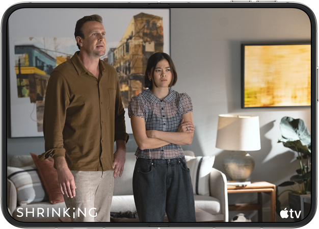 iPhone Duo, geopend in liggende stand, op het scherm is de Apple TV-serie ‘Shrinking’ te zien