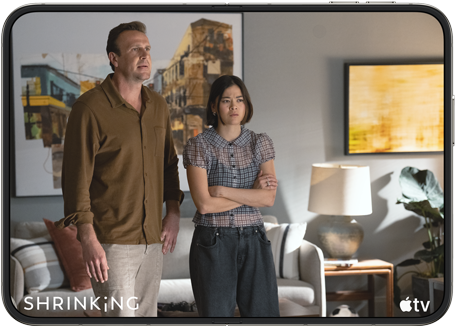 iPhone Duo, geopend in liggende stand, op het scherm is de Apple TV-serie ‘Shrinking’ te zien