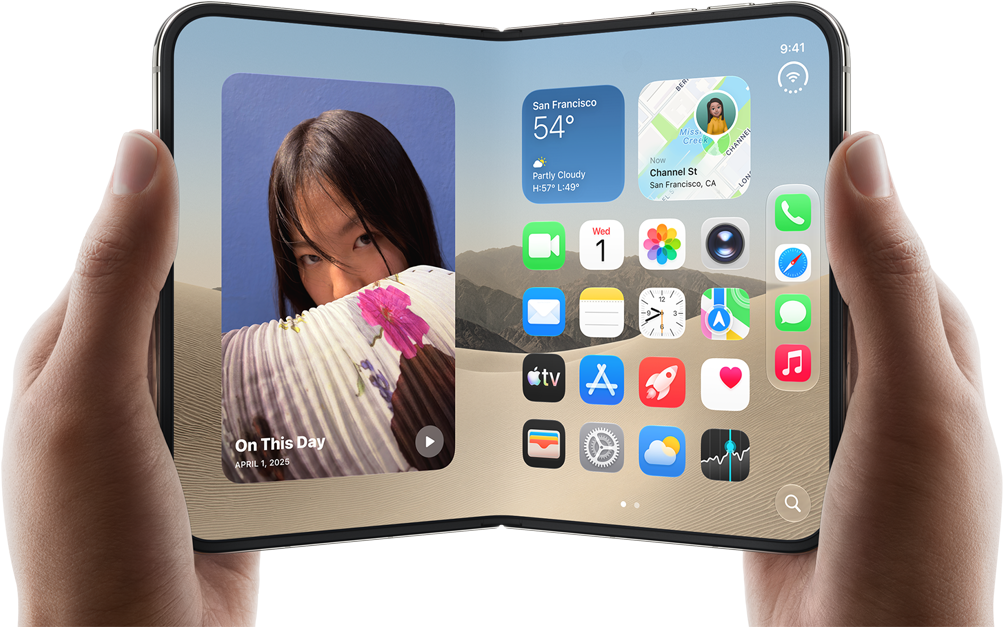 iPhone Duo, kleur Sterrenwit, vastgehouden door twee handen in liggende stand, opengevouwen, binnendisplay toont foto’s aan de linkerkant, apps aan de rechterkant