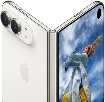 iPhone Duo, deels geopend als een boek, scharniermechanisme in het midden, achterkant met links een Apple logo en twee camera’s en rechts het buitendisplay met een foto van iemand met blond haar