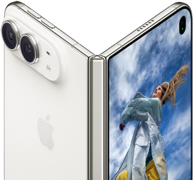 iPhone Duo, deels geopend als een boek, scharniermechanisme in het midden, achterkant met links een Apple logo en twee camera’s en rechts het buitendisplay met een foto van iemand met blond haar