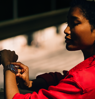 Iemand leest een gesprek in Berichten op een Apple Watch Series 11