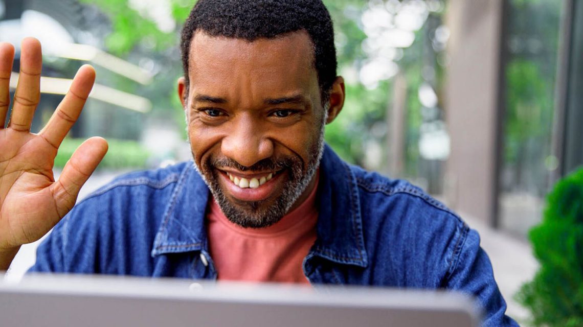 Sinds de coronapandemie vergaderen we veel meer online. Hoewel we weer vaker naar kantoor gaan, blijven online vergaderingen onderdeel van onze werkzaamheden. Tijd om dit nu echt te gaan omarmen, en er ook beter in te worden. Want er zijn nogal wat valkuilen die we vaak over het hoofd zien. Briar Goldberg, director of speaker coaching bij TED, bespreekt 6 tips om veelgemaakte fouten tijdens online presentaties te voorkomen. Zo presenteer je straks als een echte TED Talk-spreker.