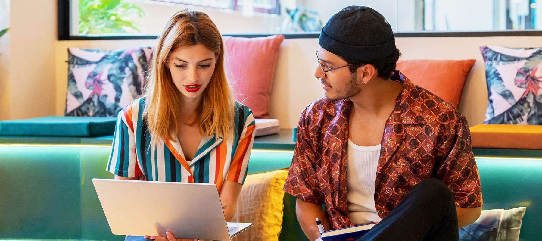 Hoe communiceer je met collega’s? Hou je ouderwets je telefoon aan je oor of beweeg je je vingers over het toetsenbord? Bellen, appen, chatten en e-mailen: elk communicatiemiddel heeft voor- en nadelen. En iedere collega zo z’n voorkeur. Benieuwd welke? Vertellen we je in dit artikel.