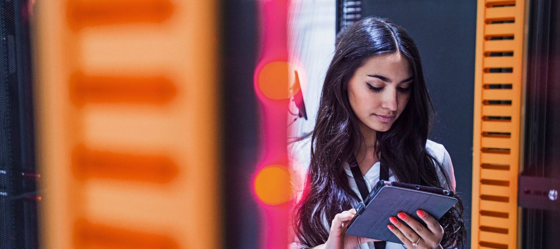 Vrouw met tablet in de hand bij server